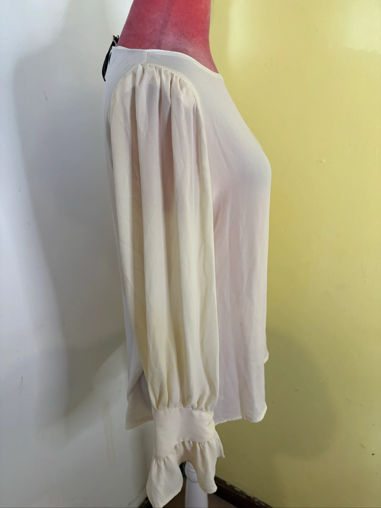 Blusa Crema Fluida con Manga Larga y Puño con Volado – photo 4